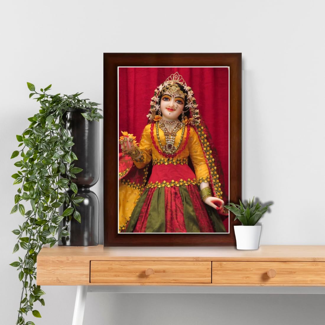 CRAFT QUEST Shri Radha Rani Shringaar Darshan in Vrindavan Photo Frame wooden framed
